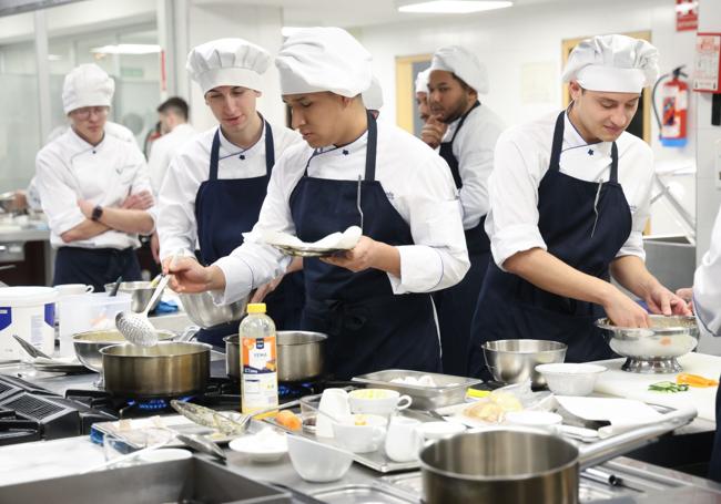 Los alumnos de la Escuela Alcazarén durante el cocinado