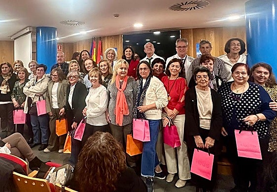 Foto de familia del personal que ha alcanzado la jubilación.