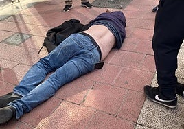 El presunto ladrón, tendido en el suelo tras golpearse la cabeza en el intento de fuga.