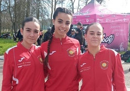 Diana López, escoltada por Vega Muñoz (izquierda) y Clara Ruiz.