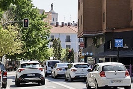 Vehículos circulando por Valladolid, en una imagen de archivo.