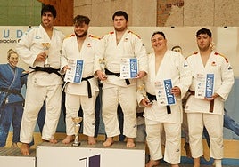 Guillermo Cordero, primero por la izquierda, en el podio de más de 100 kgs.