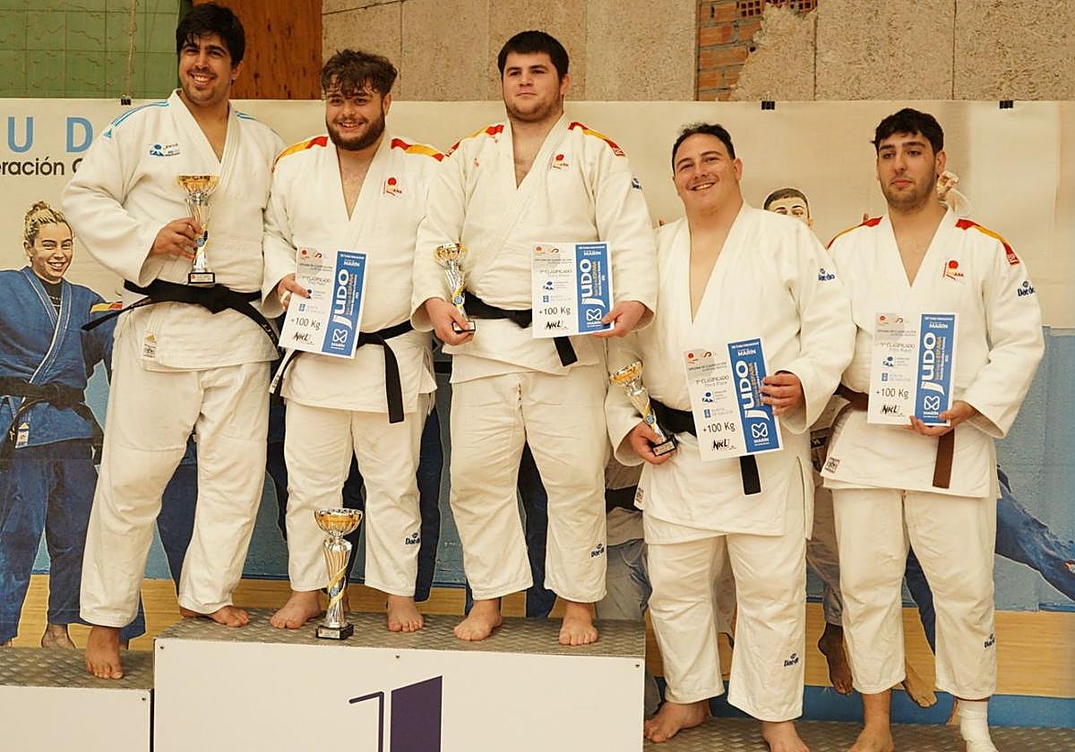 Guillermo Cordero, primero por la izquierda, en el podio de más de 100 kgs.