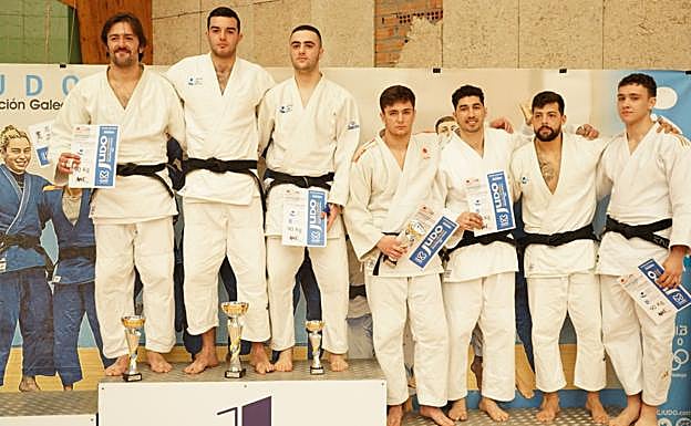 Luis, tercero por la izquierda, y Eduardo, 5º por la izquierda, en la categoría menos de 90 kgs.