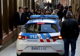 Patrulla de la Policía Local de Segovia por la Calle Real.