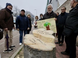 Los vecinos del entorno del Camino del Cementerio protestan contra la tala de árboles en la zona.