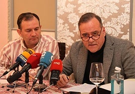 Domiciano Curiel, junto al secretario municipal de Vamos Palencia, Rafael Carreño, durante la rueda de prensa.