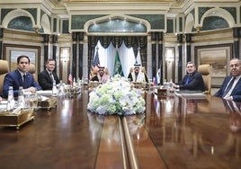 La delegación de EE UU, a la izquierda, y la rusa, en la mesa de negociación en Riad.