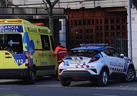 Una ambulancia del 112 y un coche de la Policía Local, en una imagen de archivo.
