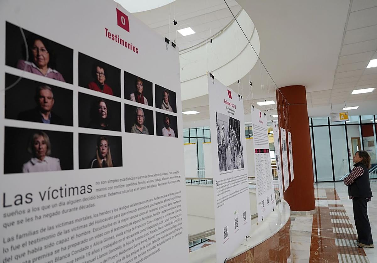 Inauguración de la exposición 'Rolando 2:15-2:45. 50 años de la primera masacre de ETA', este martes en la Facultad de Filosofía y Letras de Valladolid.