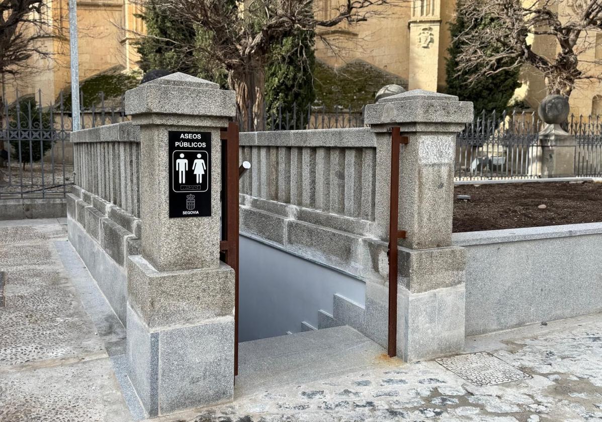 Acceso a los aseos de la Plaza Mayor, ya abierto.
