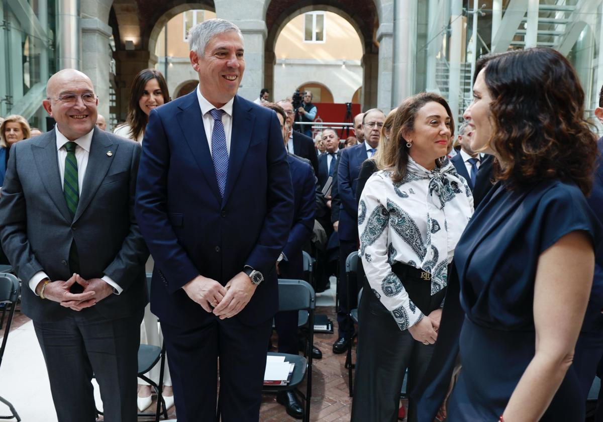 La presidenta de la Comunidad de Madrid, Isabel Díaz Ayuso, este viernes con el alcalde de Valladolid, Jesús Julio Carnero (izquierda), José Vicente de los Mozos y María González Corral.