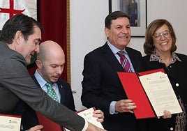 El consejero de Economía y Hacienda (2d) muestra el protocolo para el desarrollo del área industrial La Gijona de Villamuriel de Cerrato junto a su homólogo de Medio Ambiente (i), el alcalde y la presidenta de la Diputación de Palencia.
