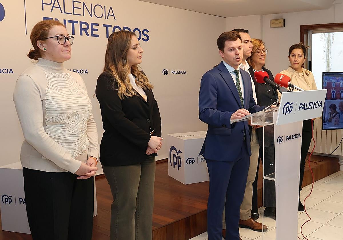 Los concejales del PP exponen sus propuestas sobre el presupuesto municipal.