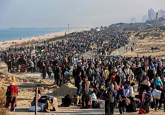 Miles de palestinos aguardan su retorno al norte de Gaza.