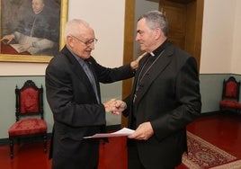 Nicolás Castellanos saluda al actual obispo de Palencia, Mikel Garciandía.