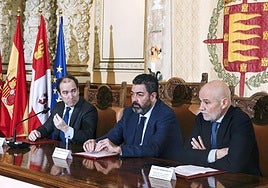 El concejal de Tráfico y Movilidad del Ayuntamiento de Valladolid , Alberto Gutiérrez (c), junto al concejal de Urbanismo, Medio Ambiente y Movilidad del Ayuntamiento de Madrid, Borja Carabante (i), y el presidente de la Cámara de Comercio, Industria y Servicios de Valladolid, Víctor Caramanzana.