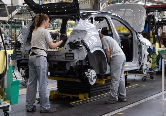 Dos trabajadores de Renault en la línea de montaje del Captur en una imagen de archivo.