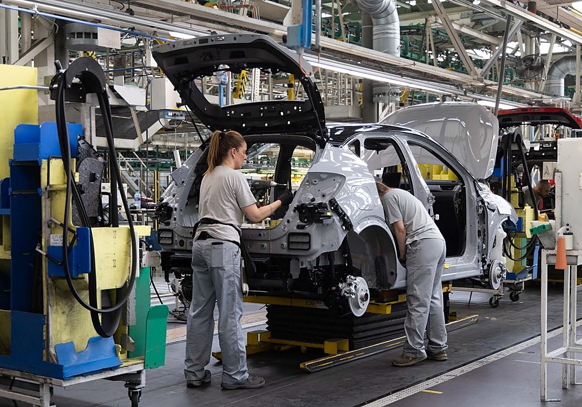 Dos trabajadores de Renault en la línea de montaje del Captur en una imagen de archivo.