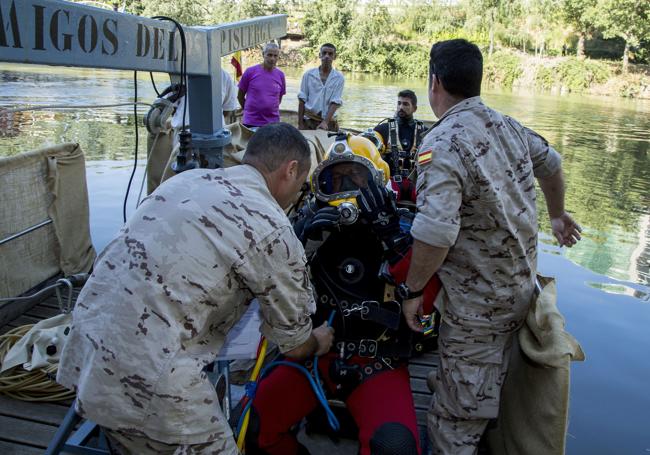 Recreación de la primera inmersión prolongada de un buzo en el rio PIsuerga.