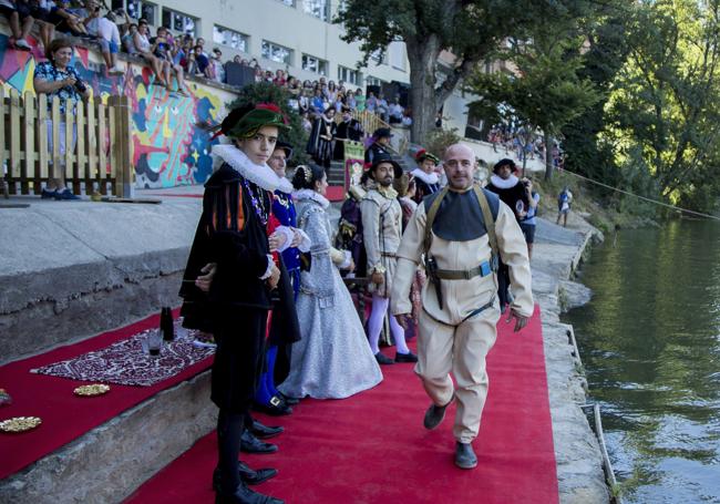 El buzo profesional Javier Marqués durante la recreación de la primera inmersión prolongada de un buzo en el río Pisuerga.