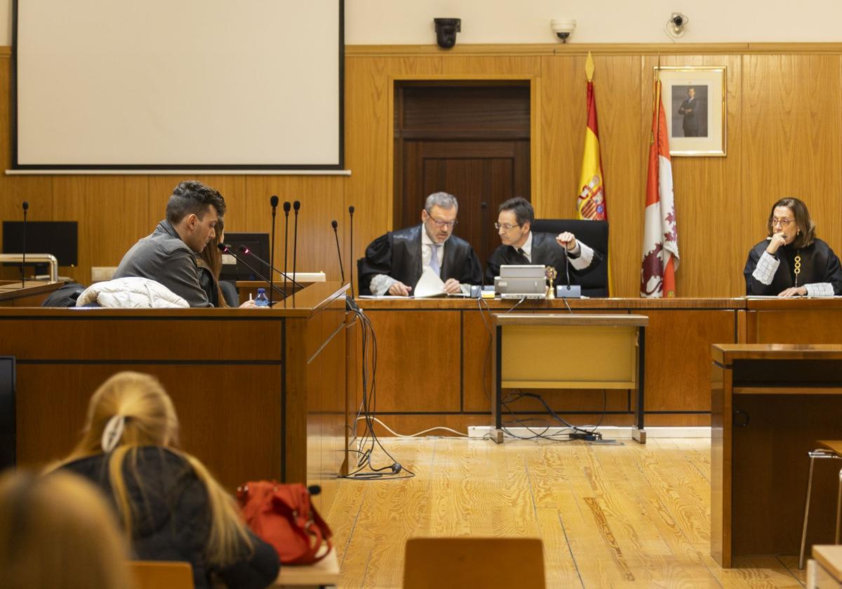 El acusado de intento de asesinato (izquierda), el miércoles en la primera sesión del juicio.