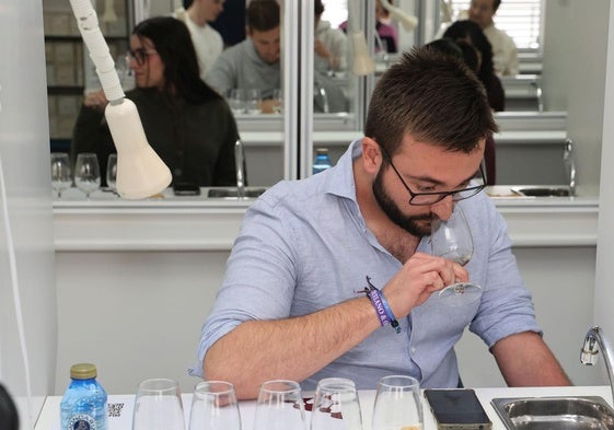Cata de vinos en la jornada vitivinícola del Campus de Palencia.