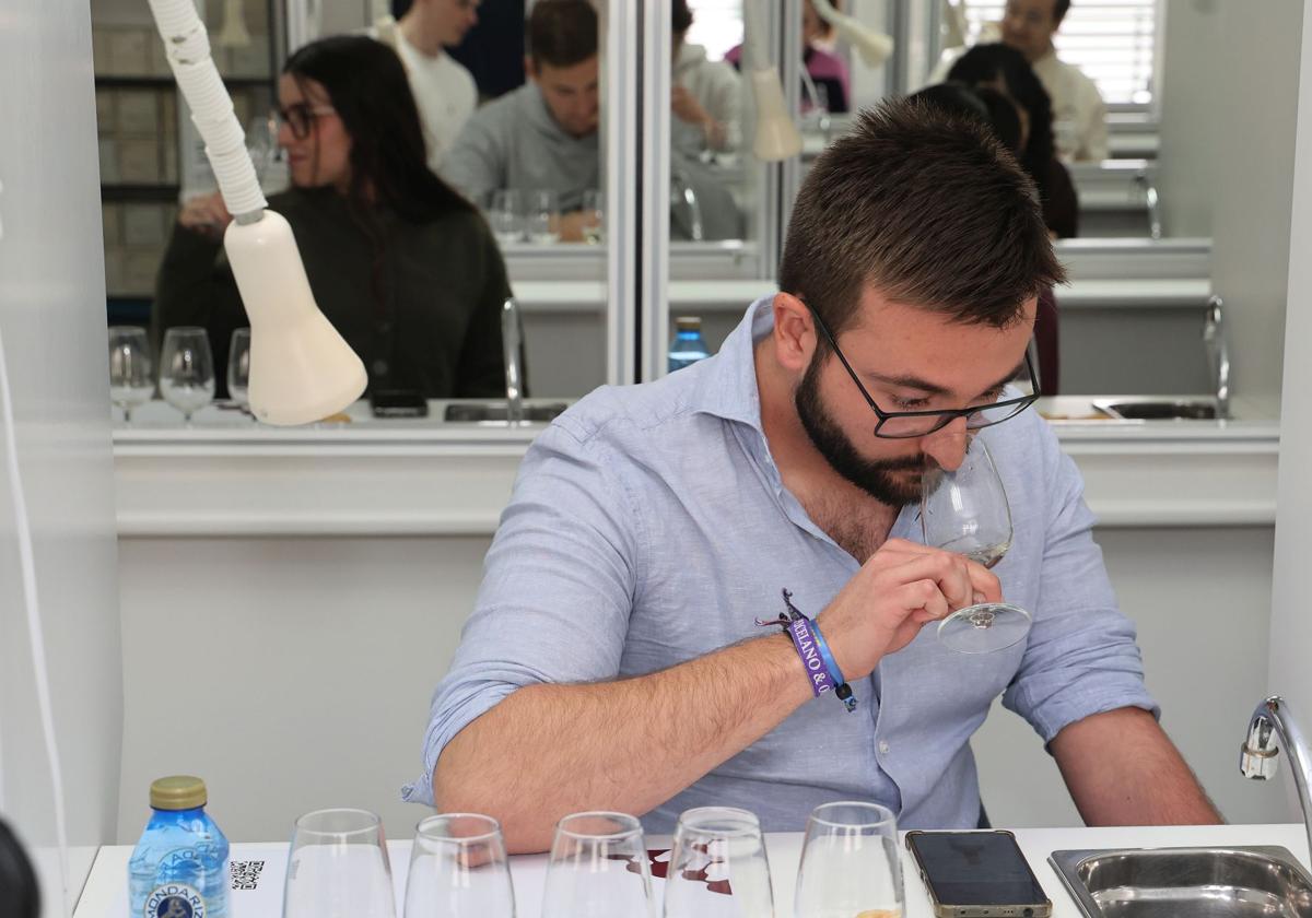 Cata de vinos en la jornada vitivinícola del Campus de Palencia.