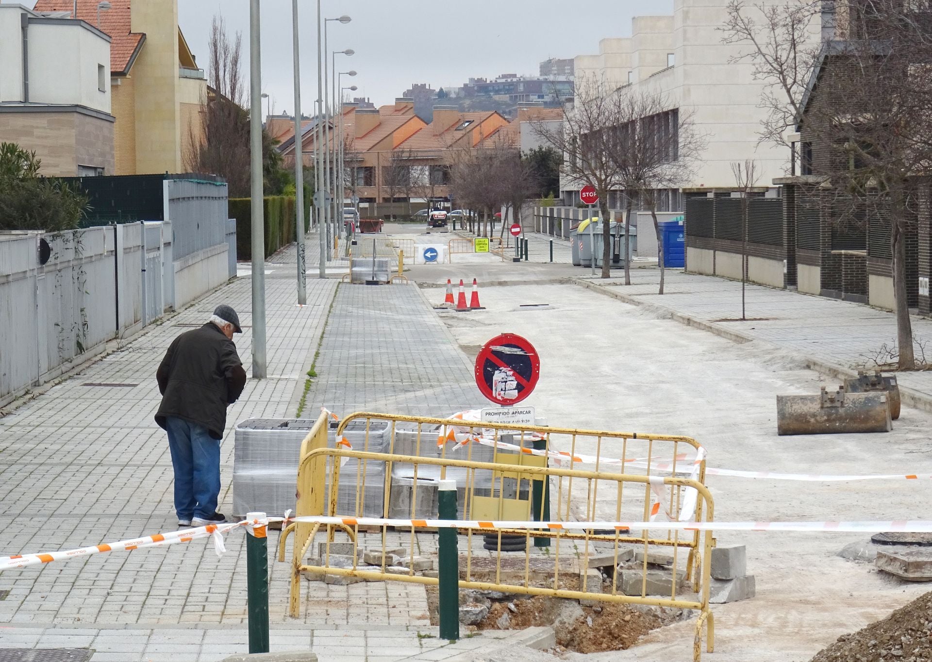El Peral muda de piel para decir adiós al traqueteo del adoquinado en tres calles