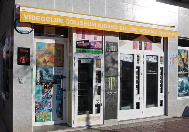 Videoclub Coliseum, en la calle Zapadores, hoy también con servicio de quiosco y venta de bebida y dulces
