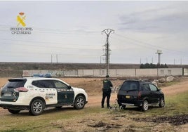 Guardia Civil, en las inmediaciones de la nave.