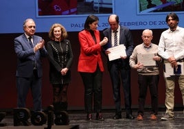 La presidenta de Cruz Roja, en el centro, entrega algunas distinciones.