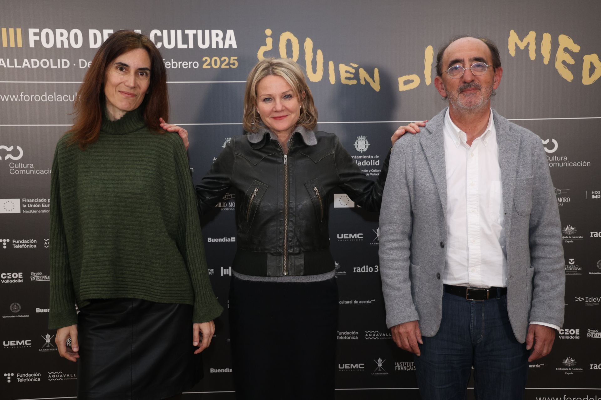 De izquierda a derecha: La moderadora del debate junto a Fabianne Bruguere, filósofa francesa especializada en estética y filosofía del arte y Daniel Innerarity, filósofo y ensayista español