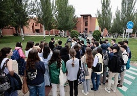 Estudiantes frente al Aulario de la UVA en una imagen de archivo.