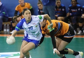 Martina Romero encara los seis metros tras zafarse de la defensa de una jugadora del Bera Bera.