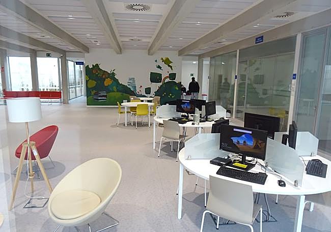 Interior de la sala polivalente, ya en uso desde este viernes, en la que se aprecian los paneles acústicos instalados en el techo.