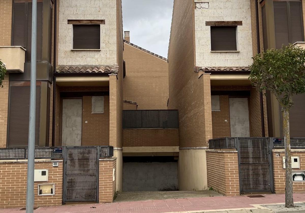 Los okupas de Cigales abandonan el chalé y la Sareb tapia los accesos