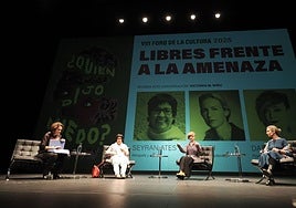 La periodista Victoria M. Niño moderó la sesión que reunió a las activistas Seyran Ates, Daria Serenko y Lea Ypi.