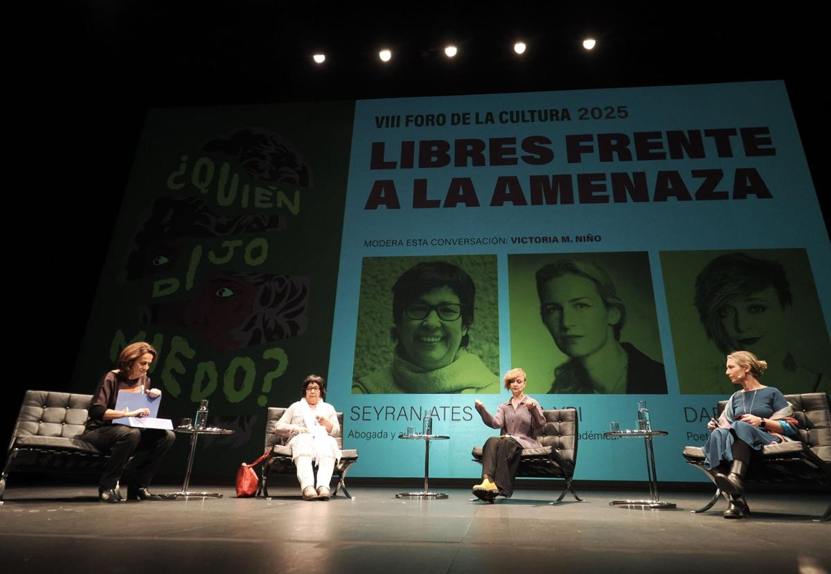 La periodista Victoria M. Niño moderó la sesión que reunió a las activistas Seyran Ates, Daria Serenko y Lea Ypi.