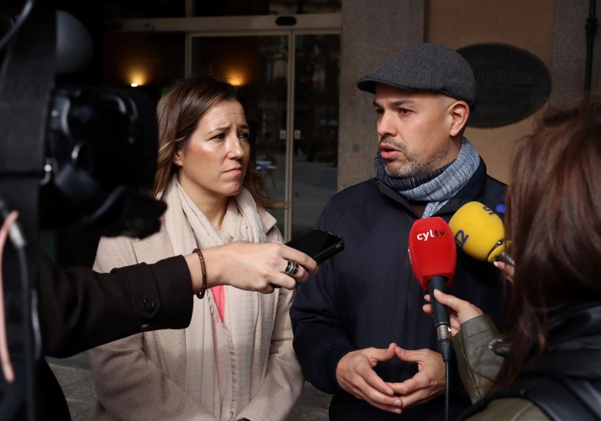 Ángel Galindo, durante su comparecencia a las puertas del Ayuntamiento de Segovia.