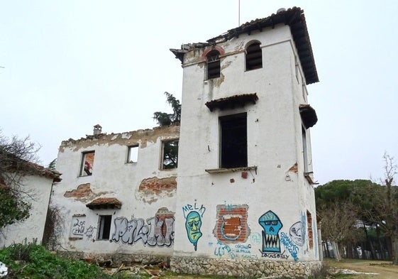 Grafitis y marcas de incendios en las ventanas del torreón de la casona señorial de la finca de Los Quemadillos.