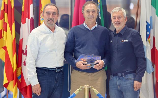 Borja, en el centro, junto a Antonio García (i) y Fernando Carpena.