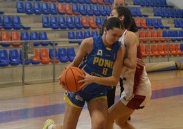 Candela Bustos trata de deshacerse de la defensa de una jugadora de Unibasket en el último partido.