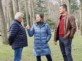 Magdalena Alejo, entre Juan Carlos Puente y Fernando Arévalo, pacientes trasplantados de hígado.