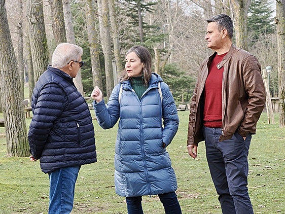 Magdalena Alejo, entre Juan Carlos Puente y Fernando Arévalo, pacientes trasplantados de hígado.