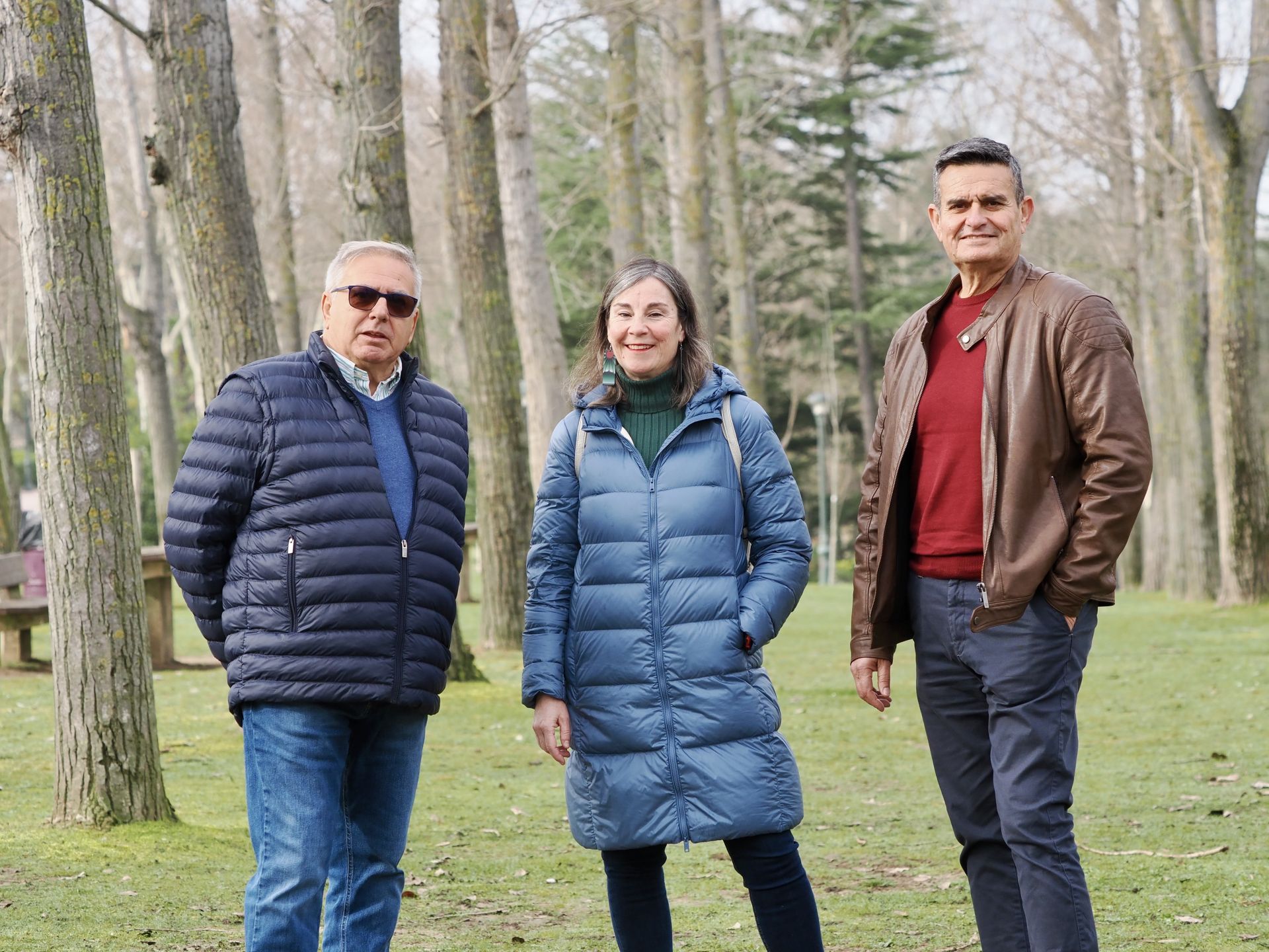 Magdalena Alejo, entre Juan Carlos Puente y Fernando Arévalo, pacientes trasplantados de hígado.