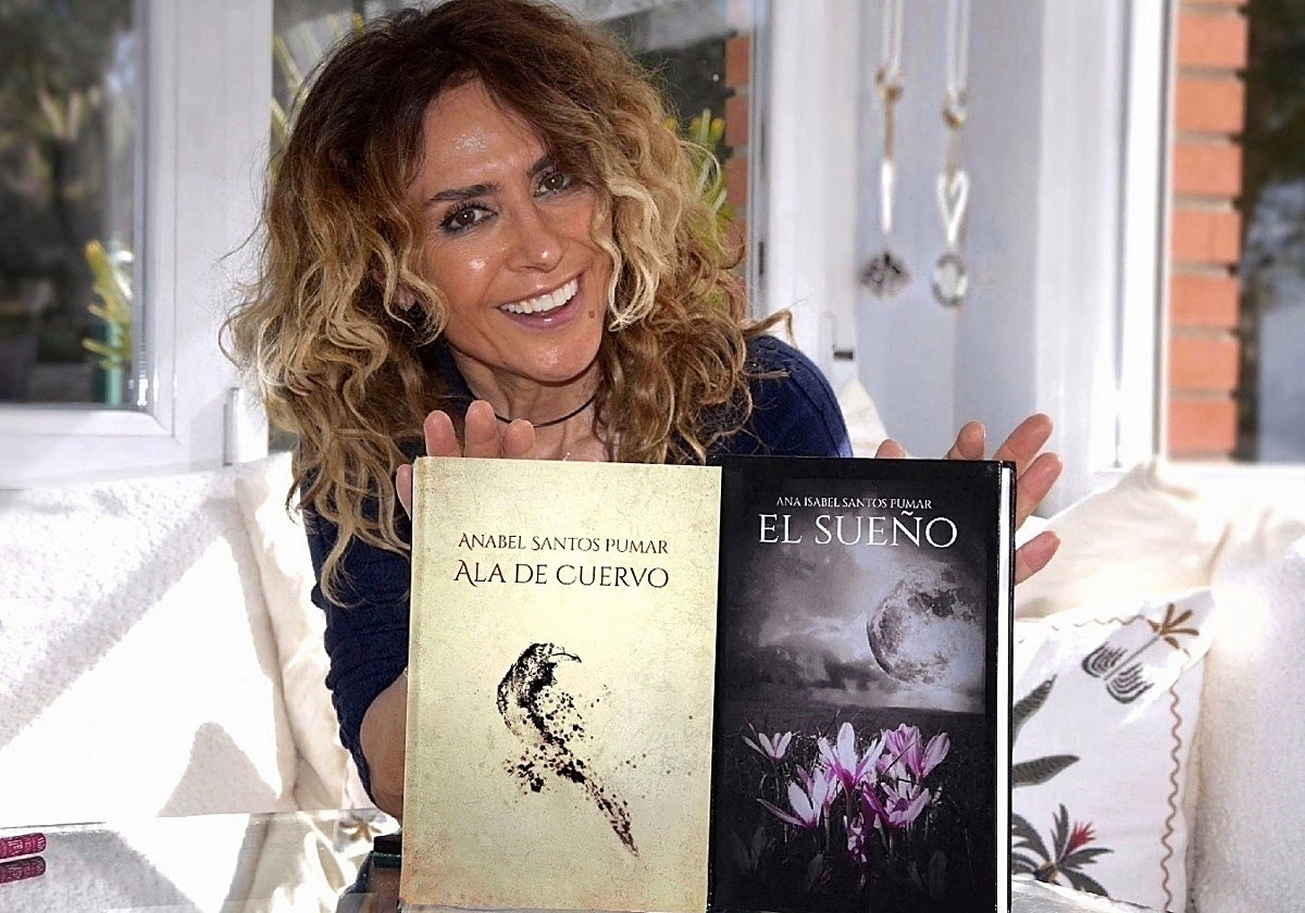 La escritora Anabel Santos con sus dos novelas