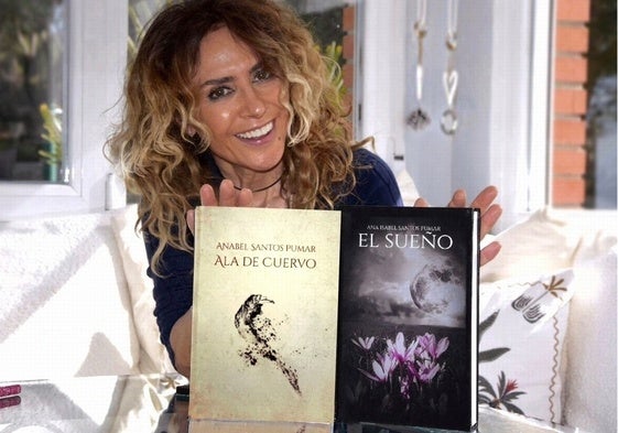 La escritora Anabel Santos con sus dos novelas
