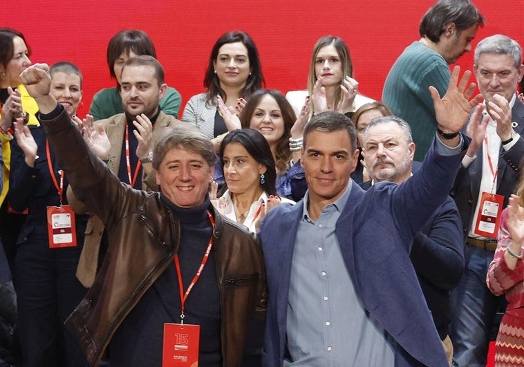 Pedro Sánchez y Carlos Martínez saludan a los asistentes al decimoquinto Congreso del PSOE de Castilla y León.