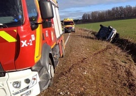 El coche accidentado en la VP 9107, en Bocigas.
